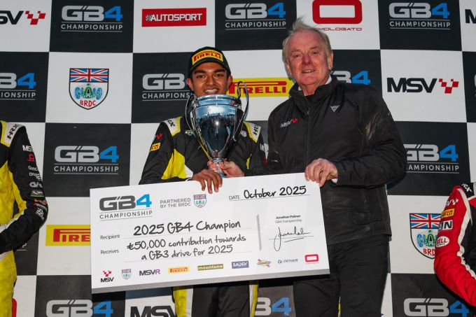 Ary Bansal van Elite Motorsport is de GB4-kampioen van 2025