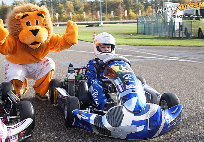 Kartbelofte Lennard Marx krijgt verrassingskadootje voor tiende verjaardag rookiekampioen