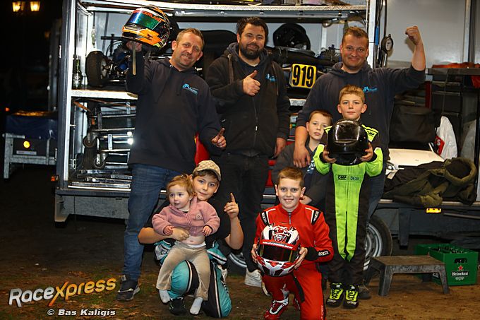 Dexx Breederland met zijn team van ervaren monteurs en adviseurs - vader Patrick, oom Jasper en oud-coureur Menno