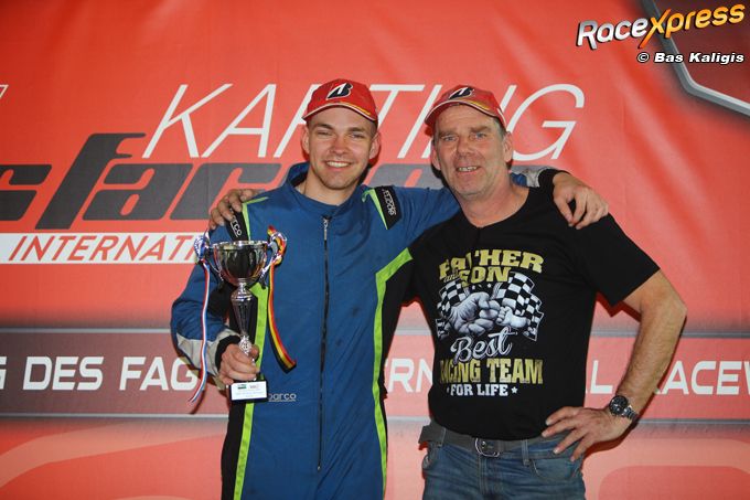 Jim van Walsum met zijn vader en monteur