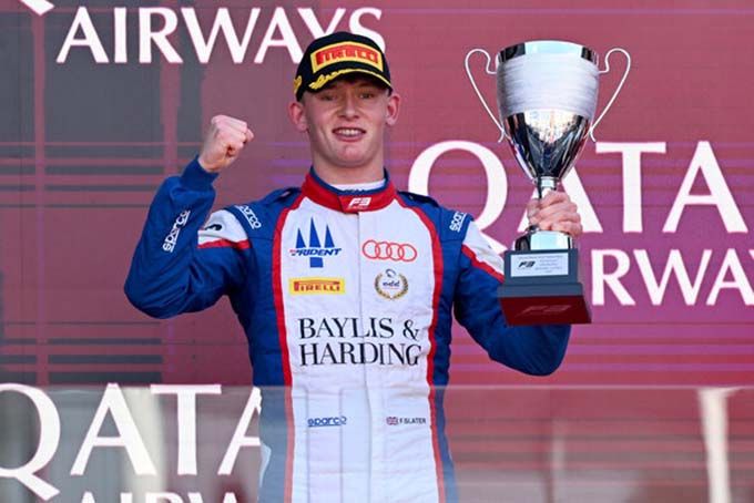 AUDI Revolt F1 Freddie Slater><br />
<br />
Slater begon zijn debuutweekend in de Formule 3 in Melbourne sterk door de derde tijd te rijden in de kwalificatie, op slechts 0,082 seconde van poleposition. Omdat de top twaalf werd omgedraaid voor de sprintrace, startte de 17-jarige vanaf de tiende plaats. Na een terugval bij de start wist hij zich door het verkeer terug te knokken naar zijn oorspronkelijke positie, voordat een rode vlag de race voortijdig beëindigde. In de hoofdrace startte Slater vanaf de derde plaats en schoof direct op naar de tweede positie bij de start. Hoewel hij deze plek kort verloor in een vroeg gevecht, bleef hij vooraan meestrijden. Een safetycar halverwege de race verstoorde zijn ritme, maar na de herstart pakte hij met een beslissende actie opnieuw de tweede plaats. Een tweede safetycar onderbrak later opnieuw zijn opmars, waardoor de jonge Brit genoegen moest nemen met een verdiende podiumplaats.<br />
<br />
<img src=