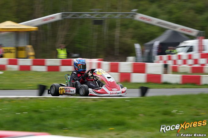 Karttalent Dean Burger rijdt sterke inhaalrace van achteren helemaal naar P2 in NXT GP