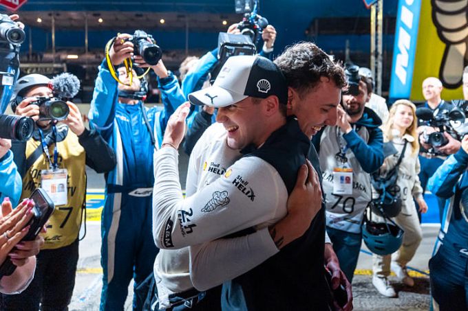 FIA WEC Le Mans 2026 Hyperpole BMW></div><br />
<br />
De strijd om de Hyperpole voor de 94ste editie van de 24 Uur van Le Mans draaide uit op een thriller. Terwijl heel autosportminnend België zag hoe Dries Vanthoor in de #15 BMW M Team WRT BMW M Hybrid V8 de eerste startplaats voor vijf duizendsten aan Jack Aitken (#38 Hertz Team Jota Cadillac V-Series.R) moest laten, zorgde een straf alsnog voor een ommekeer.<br />
<br />
Dries Vanthoor behaalde in 2021 al de polepositie in LM GTE Pro, maar met deze prestatie wordt hij de opvolger van Jacky Ickx, die in 1983 zijn derde en laatste pole in Le Mans behaalde. Voor BMW is het de eerste algemene polepositie in Le Mans.<br />
<br />
Dries Vanthoor: “Ik ben ontzettend blij met de polepositie in Le Mans! Dit is zo’n geweldig evenement en om hier op pole te staan en iedereen in het team te geven wat ze verdienen, is fantastisch. Tegelijkertijd blijft ons doel om de race te winnen, dus moeten we gedurende vierentwintig uur foutloos blijven werken om er op zondag helemaal vooraan bij te zijn.”<br />
<br />
<b>Cadillac tweede, Genesis debuteert sterk</b><br />
Will Stevens (#12 Hertz Team Jota Cadillac V-Series.R) start zaterdag dus als tweede, voor de eerste Franse bolide, de #35 Alpine A424 van Antonio Félix da Costa. De leiders in het WK, de crew van de #20 BMW M Team WRT BMW M Hybrid V8, werden vierde, met Robin Frijns als rijder in Hyperpole 2. De #101 WTR Cadillac V-Series.R van Felipe Albuquerque werd vijfde.<br />
<br />
Opvallend was ook de goede prestatie van het debuterende Genesis Magma Racing. Paul-Loup Chatin (#19 Genesis GMR-001) werd zesde, zijn teamgenoot en halve Belg André Lotterer werd negende. Tussen de beide Koreaanse prototypes eindigden de #009 Aston Martin en de #51 Ferrari als zevende en achtste.<br />
<br />
Stoffel Vandoorne kende een moeilijke kwalificatie. Onze landgenoot kwam in de #93 Peugeot 9X8 op woensdag tijdens de kwalificatiesessie niet verder dan een zestiende plaats. Achter hem raakten ook de uittredende winnaars Yifei Ye, Phil Hanson en Robert Kubica (#83 AF Corse Ferrari 499P) en de tweede Peugeot niet door de eerste eliminatiefase.<br />
<br />
<b>Aston Martin op Hyperpole in LMGT3, Tom Van Rompuy vanop plaats vier, Maxime Martin dertiende</b><br />
In LMGT3, met niet minder dan vijfentwintig deelnemers, was de strijd om de Hyperpole eveneens erg intens. Uiteindelijk reed Mattia Drudi met een sterke ronde naar de eerste startpositie, aan het stuur van de #27 Heart of Racing Aston Martin Vantage AMR GT3 Evo, nadat zijn teamgenoot Zacharie Robichon in Hyperpole 1 al de snelste was geweest.<br />
<br />
Drudi zette een 3:52.433 op de tabellen en was daarmee 0,979 seconden sneller dan Alessio Rovera met de Vista AF Corse Ferrari 296 GT3 Evo. Akkodis ASP Team palmde de tweede startrij in. José María López werd met de #87 derde en Jack Hawksworth met de #78 vierde, beiden uiteraard in een Lexus RC F GT3. Jack Hawksworth deelt de Japanse GT met onder meer onze landgenoot Tom Van Rompuy.<br />
<br />
De beide BMW M4 GT3 Evo van het Belgische Team WRT starten zaterdag om 16u00 vanop de derde startrij, met de #32 van Farfus-Gelael-Leung voor de #69 van Harper-McIntosh-Thompson.<br />
<br />
Rui Andrade, de teamgenoot van Maxime Martin in de #61 Iron Lynx Mercedes-AMG GT3 Evo, raakte niet door Hyperpole 1. Onze landgenoot vertrekt zaterdag als dertiende.<br />
<br />
Zaterdag 13 juni hebben de deelnemers nog een kwartier warm-up van 12u00 tot 12u15 en daarna is het aftellen naar de start van de 94ste editie van de 24 Uur van Le Mans om 16u00.





									</p>
								<!-- END .shortcode-content -->
<style>.rx-related{display:flex;flex-wrap:wrap;gap:24px;margin:24px 0;font-family:Arial,Helvetica,sans-serif;}
.rx-related .col{flex:1 1 260px;}
.rx-related h3{font-size:15px;border-bottom:2px solid #e10600;padding-bottom:6px;margin:0 0 8px;color:#15151e;}
.rx-related ul{list-style:none;margin:0;padding:0;}
.rx-related li{padding:6px 0;border-bottom:1px solid #eee;}
.rx-related a{color:#15151e;text-decoration:none;font-size:13px;}
.rx-related a:hover{color:#e10600;}</style>
<div class=